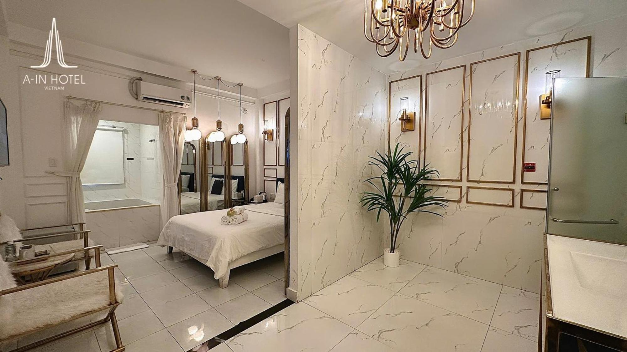 A In Glamour Hotel